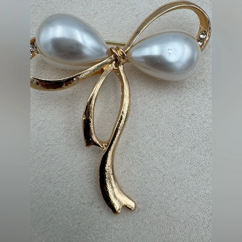 Ecarla Gold Tone Bow Brooch Faux Pearl Teardrop Rhinestone Ribbon Pin VNTG INSPO